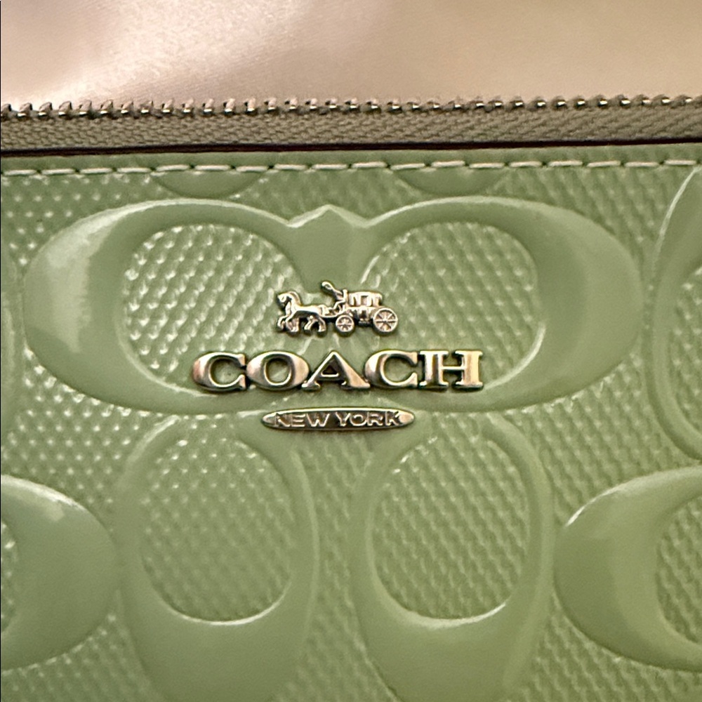 💚Coach NWT Light Green Corner Zip Wristlet In Signature Leather With Heart Charm - Picture 6 of 8